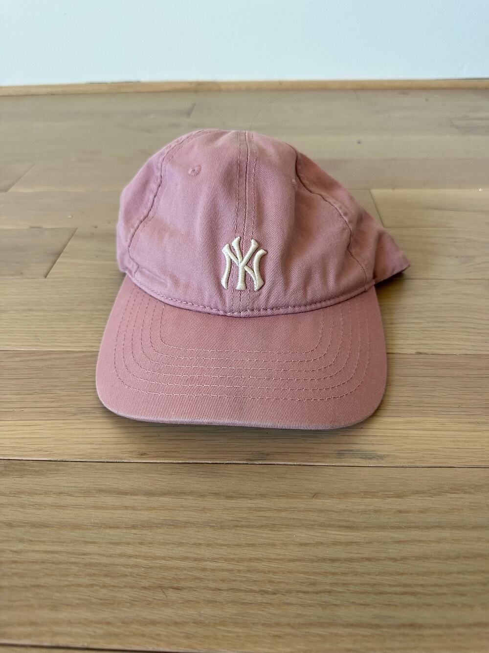 New York Yankees Mini Logo Cap / Pink / OS